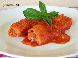 Impastate la farina, il sale e le uova, tirate una sfoglia imburrate una teglia da forno e disponete uno strato di cannelloni, ricoprite con un po' di sugo e. La Cucina Degli Angeli Cannelloni Al Pomodoro