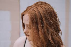 Se sei castana scura o nera prendi spunto dallo shatush rosso di vanessa hudgens o dal viola portato da katy perry. Capelli Rossi A Chi Stanno Bene E Quale Tonalita Scegliere Contestarockhair