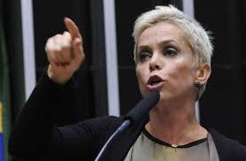 Atrás deles é possível ver nesgas do mar verdinho e da vegetação em terra. Cristiane Brasil E Alvo De Investigacao De Fraude Buscas No Df E No Rio