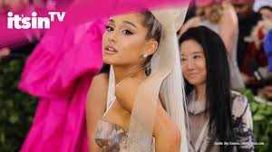 This look was a precursor to the amazing geometric dresses she was yet to don. Ariana Grande Ist Verheiratet Alles Uber Die Hochzeit Den Ring Youtube