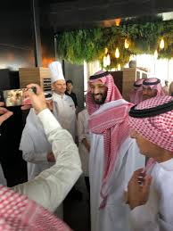 محمد بن سلمان في مطعم بجدة تواضع وابتسامة وصور تذكارية صحيفة المواطن الإلكترونية