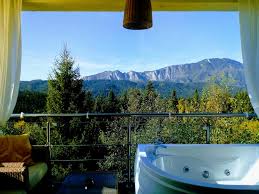 Non c'è niente di meglio di una suite con vasca idromassaggio per due! Camera Ionia Double Deluxe Cu Baldachin Si Jacuzzi Pentru 2 Persoane Pe Terasa Camerei Sau In Interiorul Camerei Langa Fereastra Si Pat Hoteluri Predeal Mythos Luxury Rooms Hoteluri