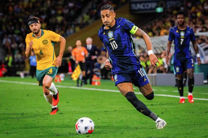 Raphinha deixa jogo da sele&ccedil;&atilde;o sentindo a coxa e pode ser mais uma 'v&iacute;tima' da Data Fifa - Estad&atilde;o