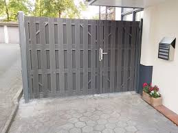 Die Neue Toranlage Im Zaun Aus Pflegeleichten Wpc Steckelementen Sichtschutz Garten Gartenturen Garten