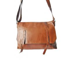 Sac à main en cuir noir, usé à certains endroits, beaucoup utilisé d'où l'état,(voir photos pour les sac à main cuir rouge foncé, porté mais reste en bon état, juste un petit accro sur le cuir au coin du sac. Besace En Cuir Malone Saheline