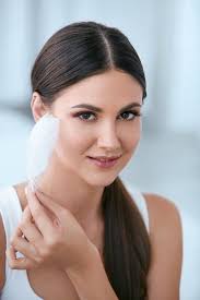 Cuidados Com a Pele Da Beleza Mulher Que Toca Na Pele Macia Da Cara Com  Pena Foto de Stock