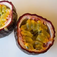 Pour Extraire Le Jus Des Fruits De La Passion Line Lisbonne Et Cie