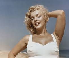 17 Beautiful Photos Of Marilyn Monroe On The Beach From The Year 1957 |  DeMilked