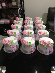 Tus invitados jamás olvidarán que comieron en tu casa. Mini Tortas Para El Dia De La Madre Sweet Cakes Mini Cakes Occasion Cakes