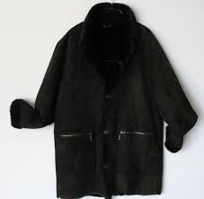 Le manteau de la saison conçu pour être réversible présente un côté en daim souple et un autre en peau lainée douce et bouclée, en faisant ainsi une pièce luxueuse et versatile. Veritable Manteau Peau Lainee Mac Douglas L Fourrure Mouton Luckyfind