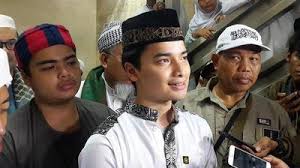 Alvin pun hanya bisa meminta maaf ke larissa chou dan mengakui perempuan berdarah tiongkok itu sebagai istri. Sepeninggal Ustaz Arifin Ilham Muhammad Alvin Faiz Jadi Wali Bagi 3 Istri Dan 9 Anak Ayahnya