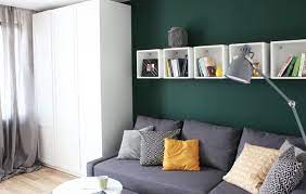 Grune Wand Im Wohnzimmer Ein Wahrer Eyecatcher Graues Sofa Wohnzimmer Wohnung Wohnzimmer Wohnzimmer