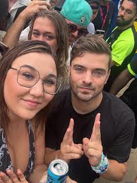 Hi, can someone remove the two people in back of little one up front  please. .