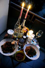 Jetzt kommt der weißwein, der tabasco und die grünen gewürze. Die Romantische Veganerin