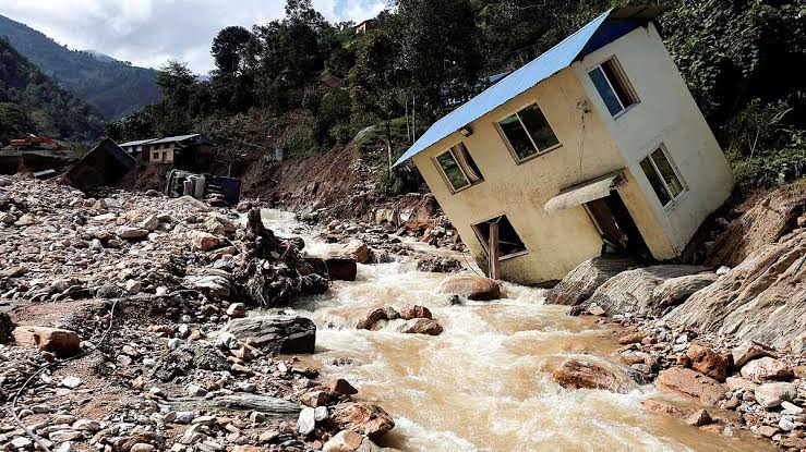 Nepal Flood: बहते मकान, तबाह कस्बे और गिरते ब्रिज... नेपाल की बाढ़ से भयावह  तबाही, 241 लोगों की मौत - Science AajTak