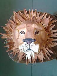 Mise en couleur de la tête de lion en papier mâché | Papier mâché, Masque  lion, Masque en papier mâché