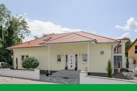 luxusbungalow mit grosser glasfront bungalow versetztes pultdach nachhaltiges bauen