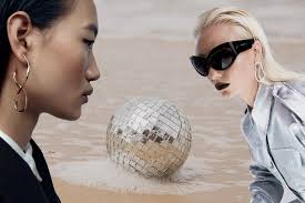 Adieu constellations de piercings, l'heure est aux monoboucles sculpturales