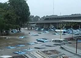 Gubernur dki anies baswedan mengatakan saat ini pihaknya tengah intensif melakukan pengerukan waduk. Banjir Jakarta Hari Ini Mobil Di Pool Bluebird Terendam Banjir Pikiran Rakyat Com