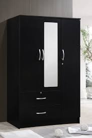 Desain lemari pakain modern tidak hanya di buat berbeda tapi juga hardware yang di gunakan juga memang berbeda dengan minimalis. Lemari Pakaian 3 Pintu Minimalis Modern Mebel Jepara Ukir Jepara Furniture Jati Minimalis