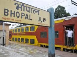 Bhopal Railway Station #bhopalkhana provides food in train at your seat at bhopal junction.