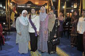 Kelantan, pahang, perak, perlis, pulau pinang, selangor, terengganu dan semua wilayah persekutuan (kuala lumpur , putrajaya dan labuan). Galeri Anugerah Perkhidmatan Cemerlang Category Majlis Pengurniaan Darjah Kebesaran Sempena Istiadat Penganugerahan Darjah Kebesaran Negeri Kelantan Bersempena Hari Keputeraan Ke 48 Sultan Kelantan Sultan Muhammad V Pada 11 11 2017 Image Majlis