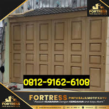 Pintu garasi minimalis yang mempunyai desain sederhana bisa anda pertimbangkan. Desain Pintu Garasi 2 Mobil Cek Bahan Bangunan