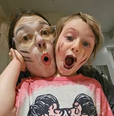 Bonjours je voudrais dénoncer Tout le monde en parle et je sais pu trop  quel chaîne qui a diffusé son documentaire celui de Éric Lapointe. Le gars  est un batteur de femme