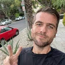 Brett Dively's Instagram, Twitter & Facebook