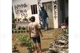 Akibat menagih utang di media sosial nih, ma. Coret Tembok Saat Tagih Utang Debt Collector Pemilik Adu Mulut