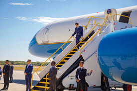 ENG ⬇️ ) Julio Knight y su esposa Maritza Urbina Luna son los dueños de  Centro Turístico Pacuare en Laguna Madre de Dios, el inicio de El Camino de  Costa Rica⁠. Conozca