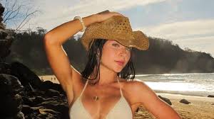 Jade Picon posa de biquíni em viagem com André Lamoglia, que se derrete