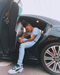The rapper recently acquired a brand new mercedes benz. D4t2l0yn5fiism