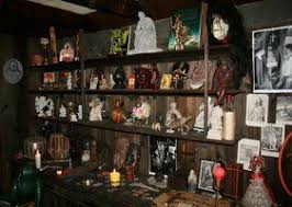 Die berühmten dämonologen ed und lorraine warren sind dank ihrer spektakulären fälle mittlerweile zu echten berühmtheiten geworden. Deviantart More Like The Warren S Occult Museum By Xxximperatix Okkultismus