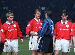 Beckham And Simeone Shake Hands After Their Lasting Meeting Ended With A Yellow Ca Manchester United Football Club Manchester United Football Manchester United