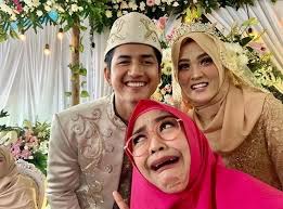 Aktor 23 tahun itu resmi menikahi kekasihnya, henny yuliana rahma. Resmi Cerai 10 Kenangan Zikri Daulay Dan Henny Rahman