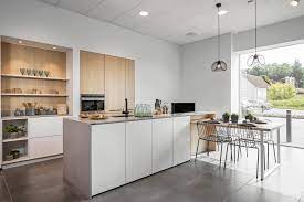 witte keuken met kookeiland en kasten in hout de keukenbouwer keuken ontwerp keuken met kookeiland open keuken en woonkamer