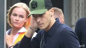Auf einem bild, das anadolu zeigt, steht das paar mit dem. Ozil Slammed For Reportedly Inviting Erdogan To His Wedding