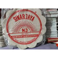Kertas bewarna yang udeh digunting tadi, direkatin pake lem pada lidi mulai dari pangkal kuncup kembang mawar. Kertas Minyak Bunga Shopee Indonesia