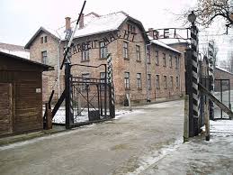 În lagărul de la auschwitz, instalat de germania nazistă în sudul poloniei ocupate, peste 1,1 milioane de persoane, dintre care un milion de evrei europeni, au murit între 1940 şi 1945. LagÄƒrul De Concentrare Auschwitz Wikiwand