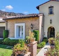 735 W Leadora