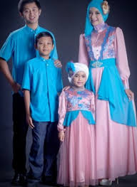 Anda tinggal memilih contoh busana muslim pasangan yang anda rasa cocok dengan kebutuhan anda. 59 Model Baju Couple Keluarga 2 Anak Modern 2021 Resmi