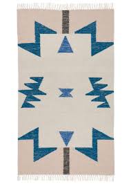 Die wolle ist handgefärbt, so dass es zu farbunterschieden kommen kann. Kelim Rug Blue Triangles Teppich Ferm Living
