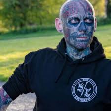 Cum arăta cel mai tatuat om din lume, când era "normal", înainte să-și facă  primul desen pe corp. Acum, are 97% din trup acoperit cu tatuaje