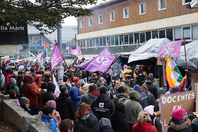 Tierra del Fuego: se inicia la cuarta semana de paro docente por tiempo  indeterminado - Agencia de Noticias FARCO