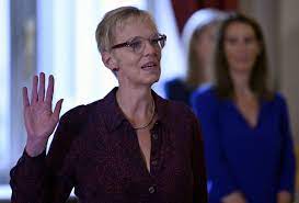 La ministre karine lalieux lance aux jeunes : Biographie Karine Lalieux