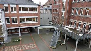 Neben dem alter vieler immobilien liegt der grund für die durchführung baulicher maßnahmen an den verschärften gesetzlichen bedingungen. Platznot Furth Peilt Ein Viertes Gymnasium An Furth Nordbayern