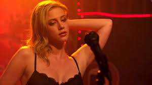 Elizabeth betty cooper is a main character on the cw's riverdale.she is portrayed by lili reinhart. Riverdale Betty Strip Bei Den Southside Serpents Film Tv