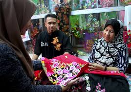Another famous nyonya clothing is the nyonya kebaya. Tampak Lebih Klasik Ayu Faktor X Kebaya Nyonya Masih Digemari Penggemar Fesyen Mode Mstar