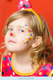 Madels Aufgepasst Die Clownin Von Heute Verzichtet Auf Ubergrosse Hosen Und Tragt Stattdessen Schicke Roc Kinder Schminken Kinderschminken Clown Schminken Kind